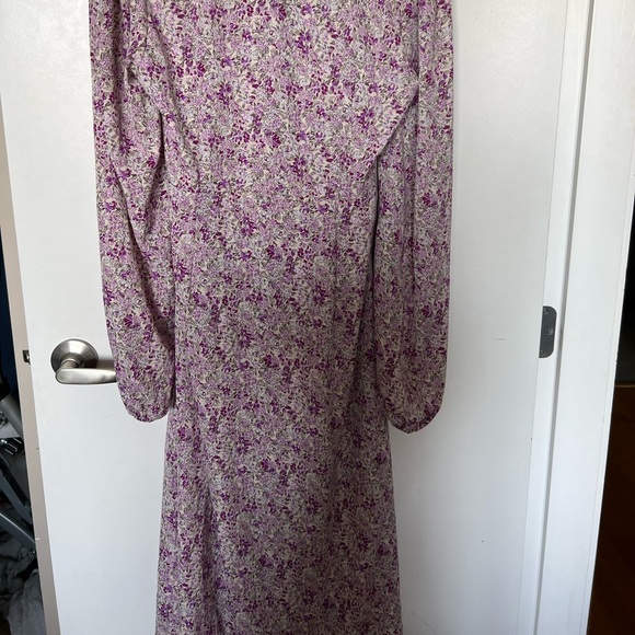Worn once (tags on) purple floral maxi dress from Pretty Little thing. - Picture 4 of 4
